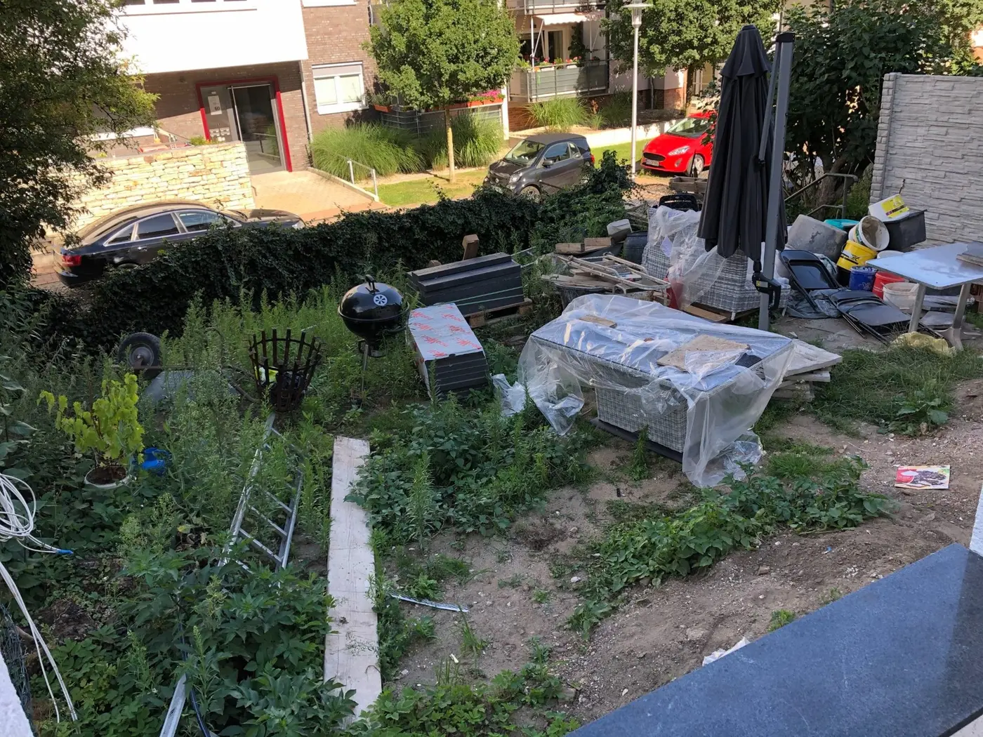 Vorher: unfertiger Gartenbereich vor dem Terrassenbau